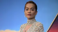 Rita Ora berpose untuk fotografer setibanya di pemutaran film 'Thor: Love and Thunder di London (5/7/2022). Ora menarik rambutnya ke belakang jadi updo yang elegan dan memilih riasan sederhana dengan maskara dan lipgloss nude yang apik, menurut Daiy Mail. (AP Photo/Scott Garfitt)