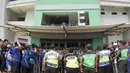 Sejumlah Bobotoh bersiap untuk menonton pembukaan Piala Presiden 2018 di Stadion GBLA, Bandung, Selasa (16/1/2018). Acara ini rencananya akan dibuka oleh Presiden Joko Widodo. (Bola.com/M Iqbal Ichsan)