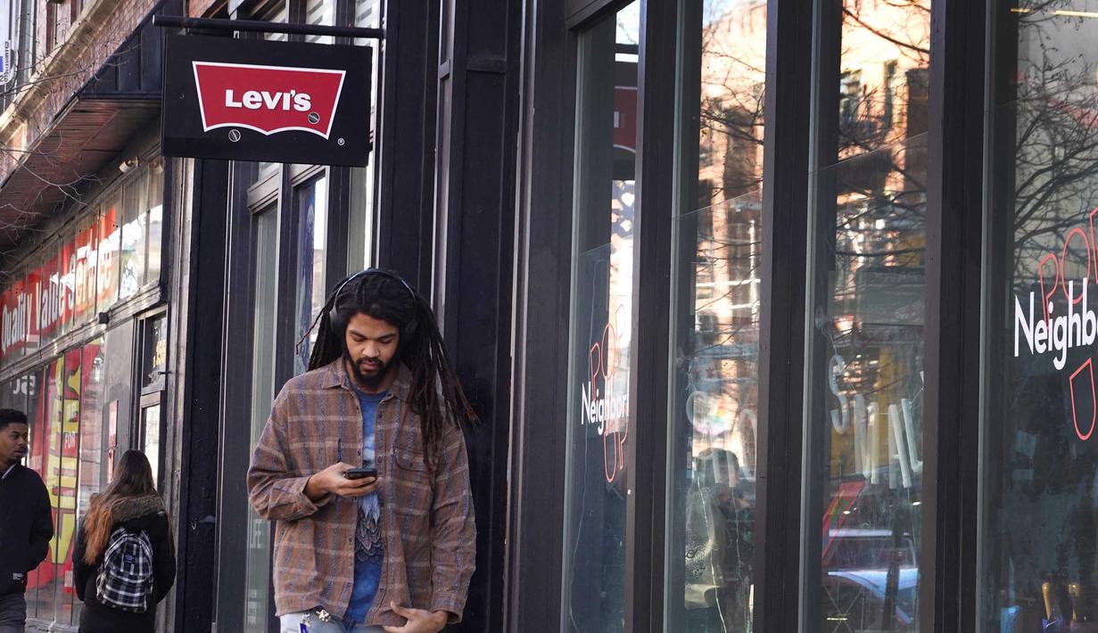 Sebuah papan nama tergantung di atas toko pakaian Levi's pada tanggal 29 Januari 2024 di Chicago, Illinois. (Scott Olson/Getty Images/AFP)