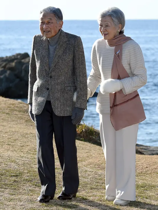 Kaisar Jepang Akihito bersama Permaisuri Michiko berjalan-jalan di pantai dekat Hayama Imperial Villa, Prefektur Kanagawa, Senin (21/1). Akihito akan turun takhta pada 30 April 2019 mendatang, mengakhiri pemerintahan selama tiga dekade (Kazuhiro NOGI/AFP)
