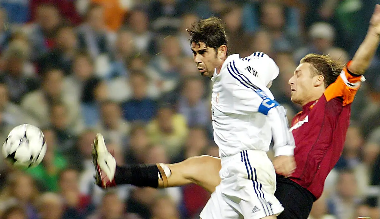 Fernando Hierro (128 gol) - Hierro merupakan salah satu bek tangguh yang pernah membela Real Madrid. Selama Kariernya, Hierro telah mengoleksi 128 gol dari 676 laga di 4 klub. (AFP/Javier Soriano)