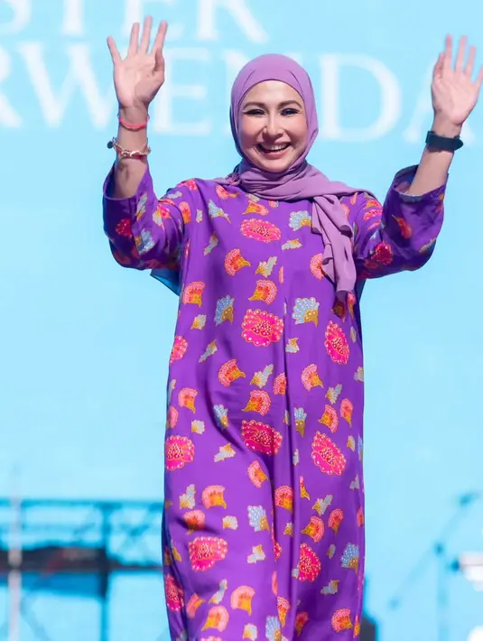 Deswita Maharani juga hadir mengenakan daster warna ungu dengan motif colorfull. Serasi dengan pashmina warna senada. [@sarwendah29]