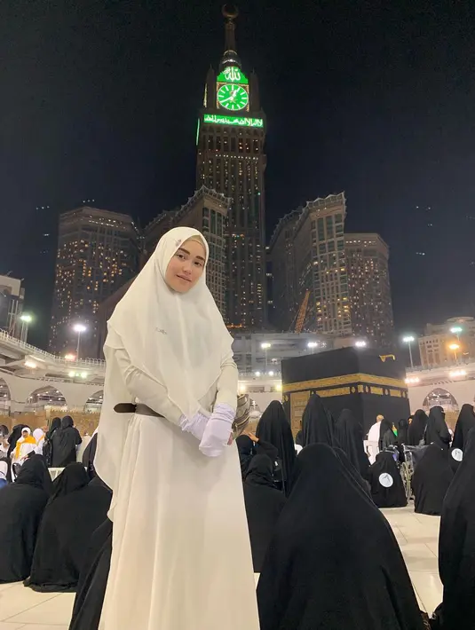 Pakaian serba tertutup tak lantas menghalangi kecantikan Ayu Ting Ting saat beribadah di Tanah Suci. (Liputan6.com/Instagram/@ayutingting92)