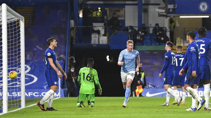 Pemain Manchester City Kevin De Bruyne (tengah) melakukan selebrasi usai mencetak gol ke gawang Manchester City pada pertandingan Liga Inggris di Stamford Bridge, London, Inggris, Minggu (3/1/2021). Manchester City mempermalukan Chelsea dengan skor 3-1. (Andy Rain/Pool via AP)