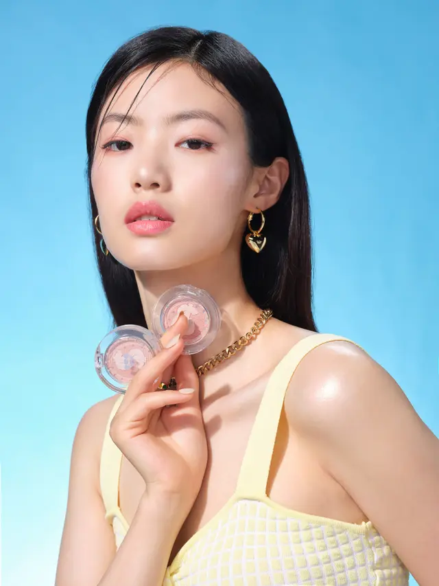 7 Cara yang Bikin Makeup Glowing dan Tahan Lama Sepanjang Hari