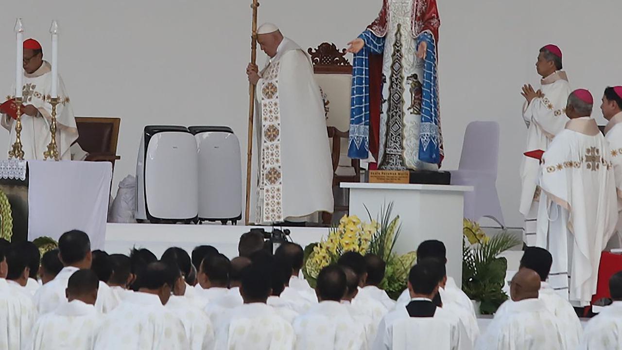 Pemimpin Tertinggi Gereja Katolik Sedunia, Paus Fransiskus memimpin Misa Suci di Stadion Gelora Bung Karno (GBK), Senayan, Jakarta, Kamis (5/9/2024). Misa akbar yang berlangsung di Stadion GBK dan Stadion Madya ini dihadiri sekitar 86 ribu umat Katolik da