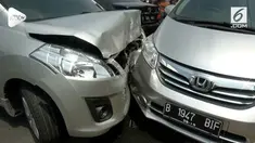 Diduga akibat rem blong sebuah bus menabrak 6 kendaraan di depannya