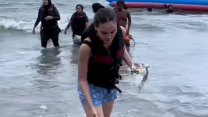 Luna Maya Takjub Main Air, Sampah Pangandaran Bikin Miris.