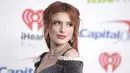 Ada yang berbeda saat Bella Throne menghadiri acara red carpet Jingle Ball di Los Angeles tanggal 1 Desember kemarin. Ya, bibir Bella terlihat seperti Kylie Jenner. (Rex/Shutterstock/HollywoodLife)