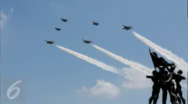 Enam pesawat tempur Sukhoi dan F-16 milik TNI Angkatan Udara memeriahkan Upacara Peringatan HUT RI ke-71 di Jakarta, Rabu (17/8). Mereka membentuk Arrow Head Formation pada ketinggian 800 kaki. (Liputan6.com/Faizal Fanani) 