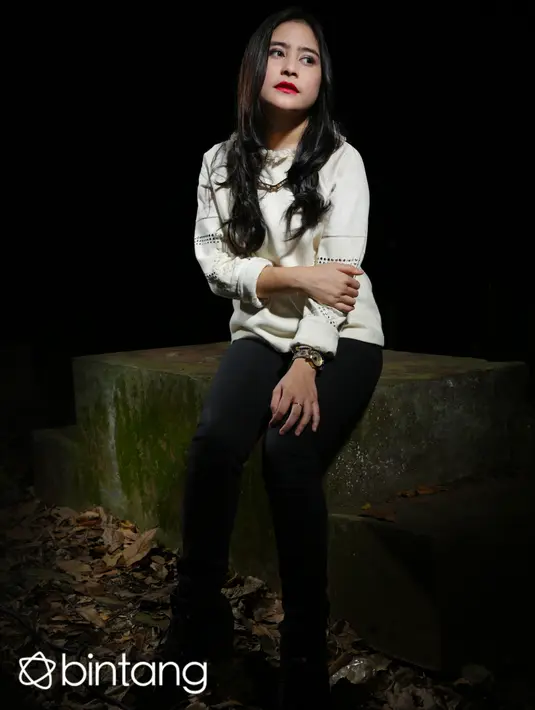 Ditemui di lokasi syuting di Bumi Perkemahan Pramuka, Cibubur, Jakarta Timur, pada Sabtu (1/8/2015), Prilly mengatakan bahwa dirinya masih memiliki moral dan tidak mungkin foto tanpa busana. (Galih W. Satria/Bintang.com)