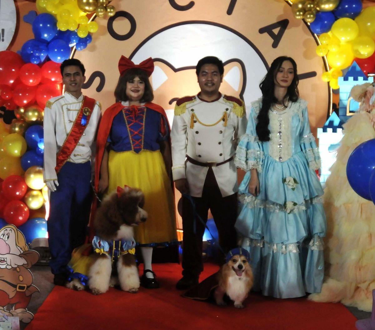 Anjing Jesslyn (kiri) dan Rocky (kanan) mengenakan kostum ala karakter Disney saat pesta perayaan ulang tahun mereka di sebuah mal di Jakarta, Jumat (10/5/2024). Pesta ulang tahun kedua anjing menggemaskan ini dimeriahkan parade busana yang dihadiri ratus
