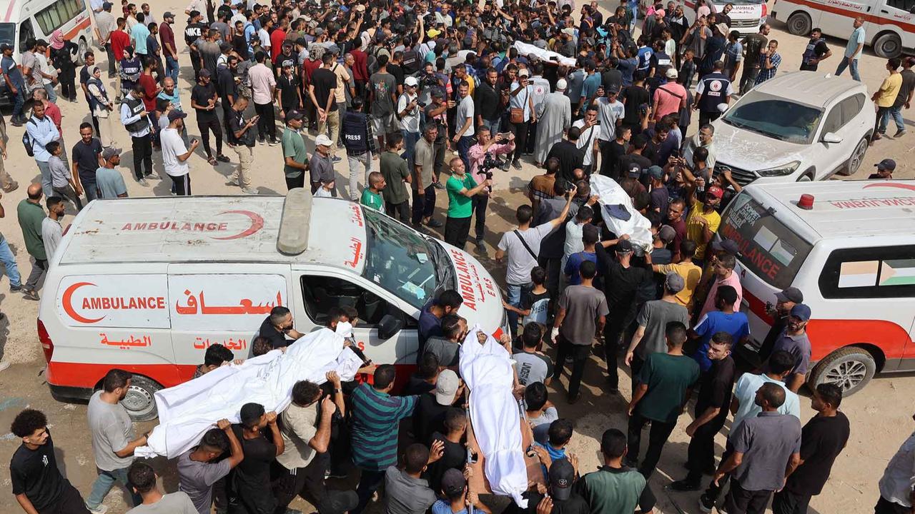FOTO: Tangis Haru Iringi Pemakaman Lima Jurnalis Al Jazeera Korban Serangan Israel di Gaza