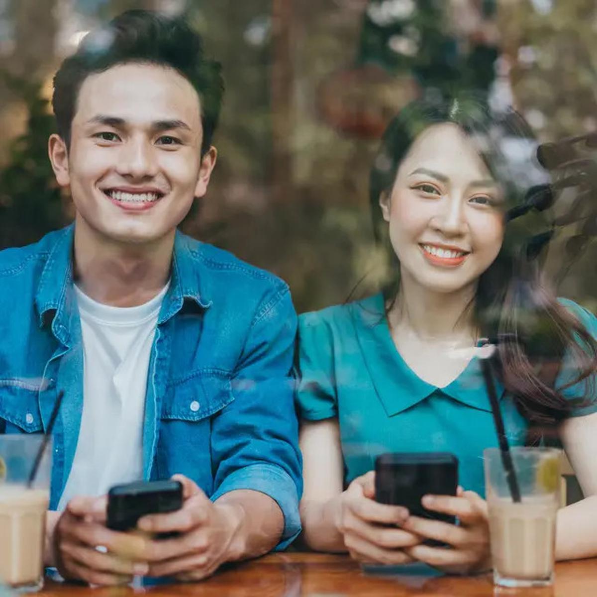 7 Tanda Seseorang Jatuh Cinta Padamu dari Bahasa Tubuhnya