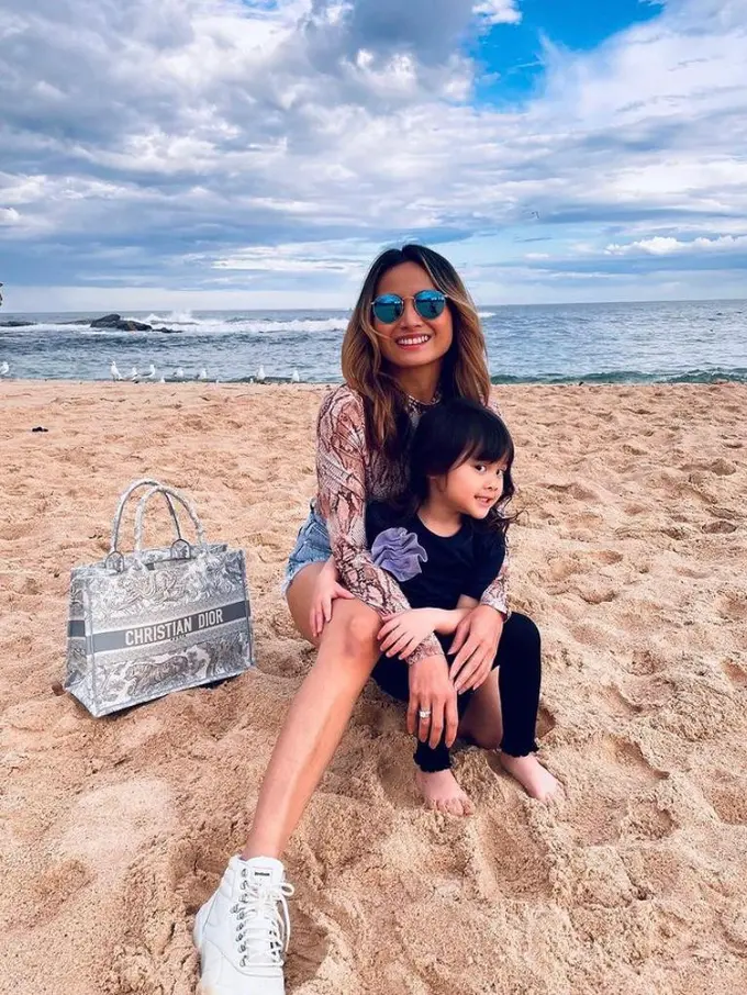 8 Gaya Acha Septriasa yang Kini Merantau di Australia, Tetap Cantik saat Momong Anak