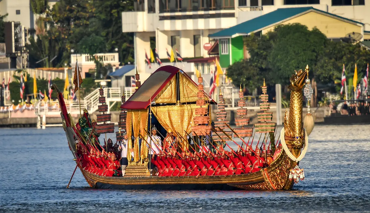 Kapal yang membawa Raja Thailand Maha Vajiralongkorn terlihat saat prosesi Royal Barge di Sungai Chao Phraya, Bangkok, Kamis (12/12/2019). Acara ini merupakan prosesi akhir penobatan Raja Thailand Maha Vajiralongkorn. (Lillian SUWANRUMPHA/AFP)