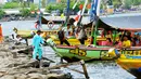 Libur Natal dan Sekolah, ribuan wisatawan memadati Taman Impian Jaya Ancol, Jakarta, Jumat (26/12/2014). Beberapa pengunjung memanfaatkan perahu sewaan untuk berkeliling kawasan Pantai Ancol, Jakarta. (Liputan6.com/Faisal R Syam)