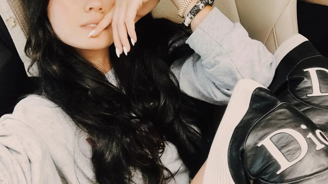 [Bintang] Jadi Brand Ambassador Brand Makeup Ternama, Ternyata Agnez Mo Lebih Kece dengan Dandanan Ini