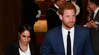 Pangeran Harry dan tunangannya, Meghan Markle menghadiri acara Endeavour Fund Awards di London, Kamis (1/2). Tak menggunakan gaun, Meghan Markle menjatuhkan pilihan pada mengenakan setelan celana panjang hitam dan shirt tuxedo. (Ben Stansall/pool via AP)