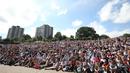 Ribuan penonton rela berpanas-panasan demi menonton laga Andy Murray melawan Milos Raonic pada final tunggal putra  Wimbledon Championships 2016 di The All England Lawn Tennis Club,  Wimbledon, London, (10/7/2016).  (AFP/Justin Tallis)