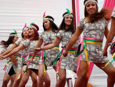Sejumlah narapidana menari dihadapan penonton di penjara wanita Santa Monica, Lima , Peru 5 Mei 2016. Kegiatan ini dilakukan untuk menyambut peringatan Hari Ibu.  (REUTERS / Janine Costa)