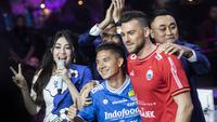 Pemain Persija Jakarta, Marko Simic dan pemain Persib Bandung, Kim Kurniawan rangkulan saat joget bersama penyanyi, Via Vallen pada peluncuran Liga 1 2018 di Studio 5 Indosiar, Jakarta, Senin (19/3/2018). (Bola.com/Vitalis Yogi Trisna)