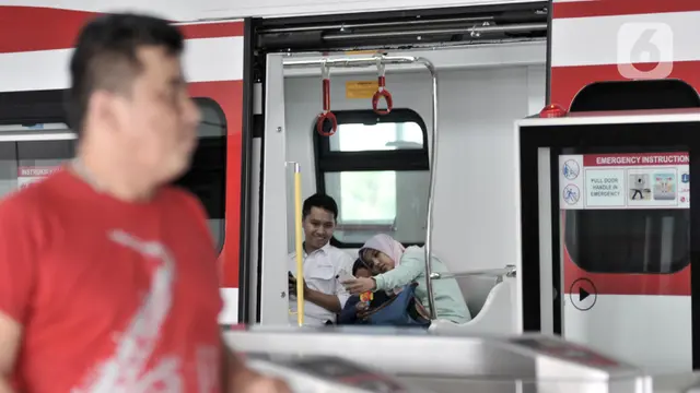 Hari Pertama Pengoperasian LRT Secara Komersial