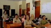 Puluhan guru SMA Negeri 1 Kota Sorong mogok mengajar, hingga Kusrin sang perakit TV dilirik menjadi bintang iklan.