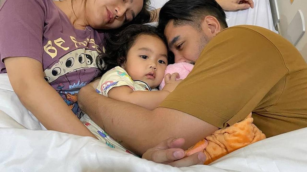 Xarena Ditemani Kedua Orangtuanya Saat Sedang Sakit
