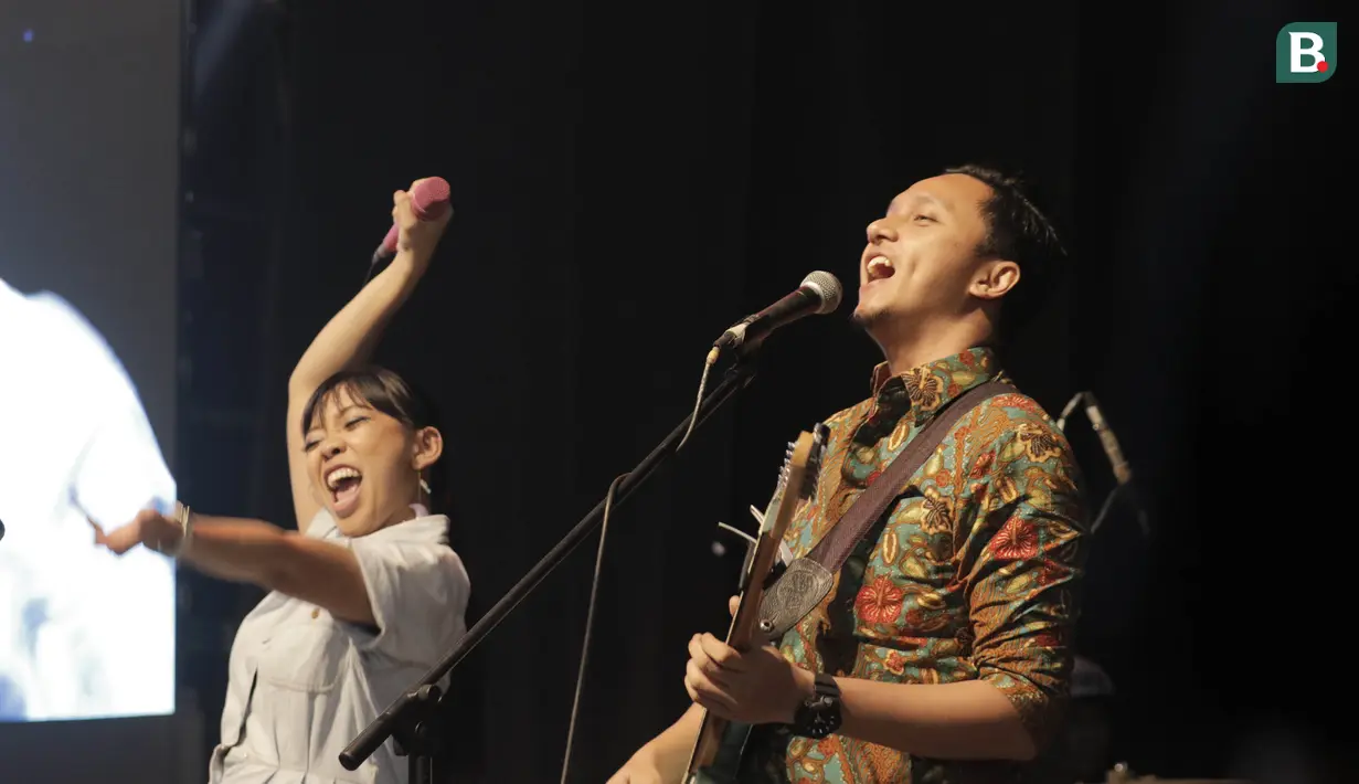 Barasuara meriahkan XYZ Day 2018 di The Hall Senayan City, Jakarta Pusat pada Rabu (25/4/2018). Acara XYZ Day juga merupakan ajang perkenalan KapanLagi Youniverse. (Bola.com/M Iqbal Ichsan)