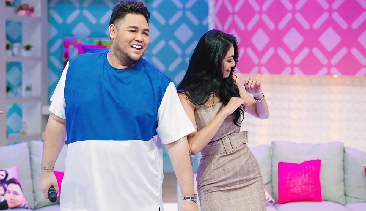 Beberapa waktu lalu Faye terlihat mengunggah foto bersama pria lain yang disebut memiliki hubungan spesial dengannya. Kendati demikian, nampaknya membuat Ivan tak ingin berkomentar lebih jauh. (Instagram/faye_malisorn)