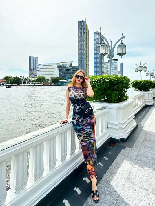 "ukhti……. Imam mana imam. ?," tulis aurakasih. [Instagram/aurakasih]