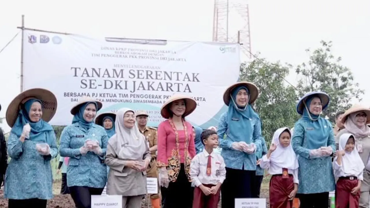 Anggota komite II DPD RI Dapil Jakarta, Happy Djarot berpartisipasi dalam kegiatan tanam serentak se-Jakarta (Istimewa)