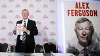 Sir Alex Ferguson saat peluncuran buku berjudul 'My Autobiography', di London (22/10/2013).  (EPA/Facundo Arrizabalaga) 