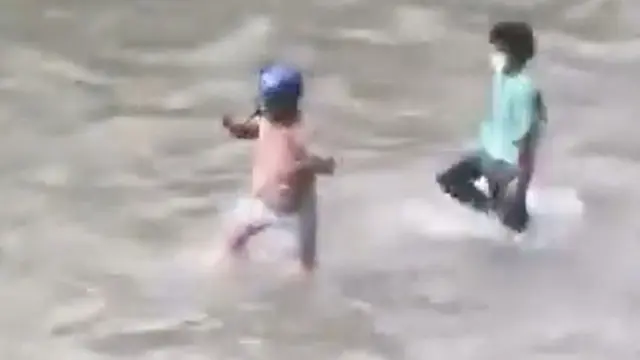 Video yang beredar di media sosial diklaim menunjukkan menteri keuangan Nepal yang dikejar hingga masuk ke dalam sungai (Dok. X).
