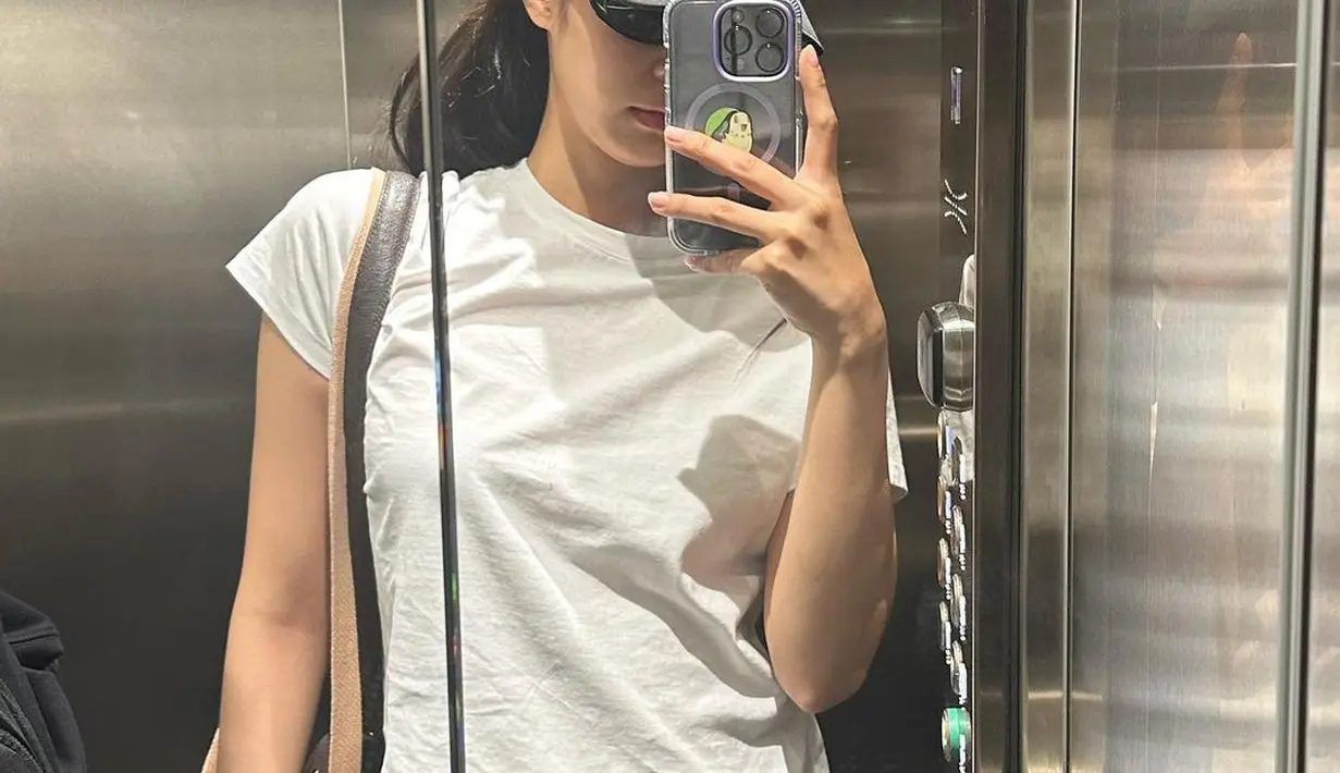 Kini setelah Jennie merilis foto terbarunya, banyak penggemar yang memuji sang idol karena tidak terpengaruh oleh kontroversi dan rumor kencan antara dirinya dan V.