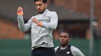 Gelandang Liverpool, Emre Can, tampak serius saat melakukan sesi latihan jelang laga  kualifikasi liga Champions di Melwood, Liverpool, Selasa (22/8/2017). Liverpool akan menghadapi Hoffenheim. (AFP/Oli Scarff)