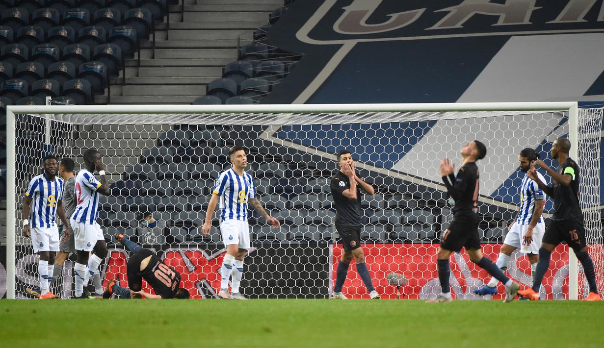 Para pemain Manchester City (kanan), kecewa usai gagal memanfaatkan peluang di mulut gawang Porto dalam laga lanjutan Liga Champions 2020/21 Grup C di Dragao Stadium, Porto, Selasa (1/12/2020) waktu setempat. Manchester City bermain imbang 0-0 dengan Porto. (AFP/Miguel Riopa/Pool)