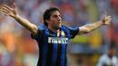 Selebrasi striker Inter Milan, Diego Milito setelah mencetak gol ke gawang Parma pada laga Liga Italia 2009/2010 di San Siro Stadium, Milan (13/9/2009). Didatangkan dari Genoa pada awal musim 2009/2010, Diego Milito langsung moncer di musim debutnya bersama Inter Milan dengan mencetak 30 gol di semua ajang dengan rincian 22 gol di Serie A, 2 gol di Coppa Italia dan 6 gol di Liga Champions. (AFP/Alberto Pizzoli)