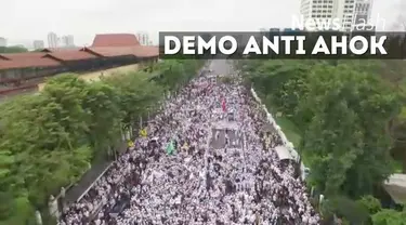 Demonstran menuding, Ahok menghina Islam karena mengutip sebuah ayat dari surat Al-Maidah.