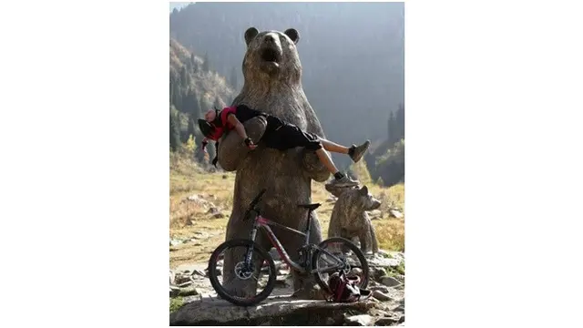 Kelakuan Orang Saat Pose Nyeleneh dengan Patung Ini Bikin Tepuk Jidat