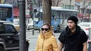 Menyusuri jalanan di Korea, Glenn Alinskie dan Chelsea Olivia memilih busana yang memudahkan mereka beraktifitas. Chelsea tampak modis memakai jaket berwarna kuning sedangkan Glenn tampak keren dengan baju hitam. (via instagram/@glenn.chelsea)