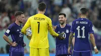 Bintang Argentina Lionel Messi berjabat tangan dengan kiper Polandia&nbsp;Wojciech Szczesny sebelum tendangan penalti yang gagal pada pertandingan Grup&nbsp;C Piala Dunia 2022 di&nbsp;Stadion 974, Doha, Qatar,&nbsp;Kamis,&nbsp;1 Desember 2022 (AP Photo/Jorge Saenz)