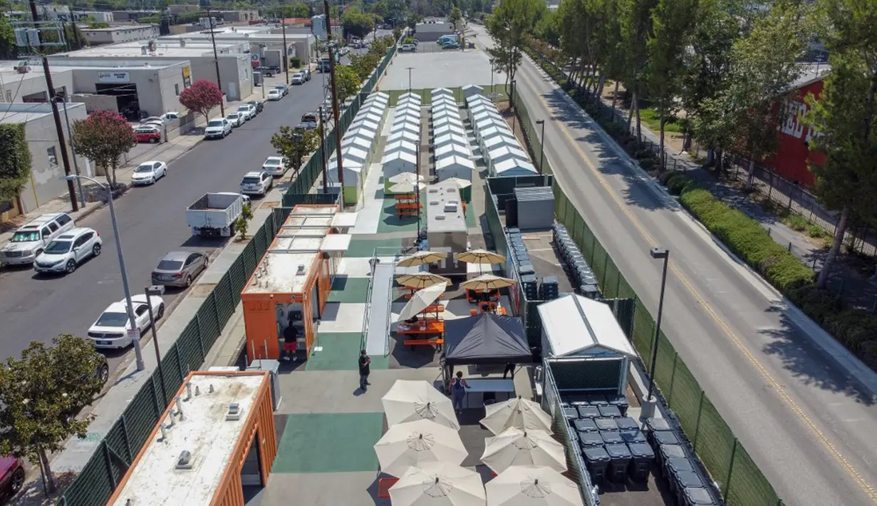 Pemandangan udara dari Tarzana Tiny Home Village terlihat di lingkungan Tarzana, Los Angeles, California, Amerika Serikat, 9 Juli 2021. Tarzana Tiny Home Village adalah rumah prefabrikasi sangat kecil yang dipasang di tempat parkir di Los Angeles. (Robyn Beck/AFP)