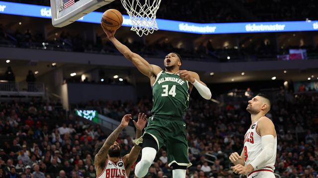 Aksi Giannis Antetokounmpo saat Bucks melawan Bulls