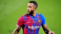 Memphis Depay - Kehadiran Xavi dan pemain baru seperti Pierre-Emerick Aubameyang dan Ferran Torres membuat bomber asal Belanda ini mulai terabaikan di Barcelona. Keadaan tersebut ingin dimanfaatkan Inter Milan untuk memboyongnya ke Giuseppe Meazza. (AFP/Pau Barrena)