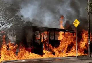 Sebuah bus dibakar oleh kelompok kejahatan terorganisir sebagai respons atas operasi di Negara Bagian Jalisco untuk menangkap target keamanan prioritas tinggi, terbakar di salah satu jalan utama di Zapopan, Jalisco, Meksiko, pada 22 Februari 2026. Warga sipil bersenjata memblokade sejumlah jalan di Negara Bagian Jalisco, Meksiko barat, setelah operasi pasukan federal di kota Tapalpa, lapor otoritas setempat. Jalisco, yang akan menjadi tuan rumah empat pertandingan Piala Dunia 2026 mendatang, merupakan basis Kartel Jalisco Generasi Baru (CJNG) yang kuat, dan dalam beberapa tahun terakhir diguncang berbagai episode kekerasan. (Ulises Ruiz / AFP)