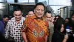 Gubernur Sulawesi Utara Olly Dondokambey keluar dari gedung KPK usai menjalani pemeriksaan, Jakarta, Selasa (9/1). Olly diperiksa sebagai saksi untuk tersangka Anang Sugiana terkait kasus dugaan korupsi E-KTP. (Liputan6.com/Helmi Fithriansyah)