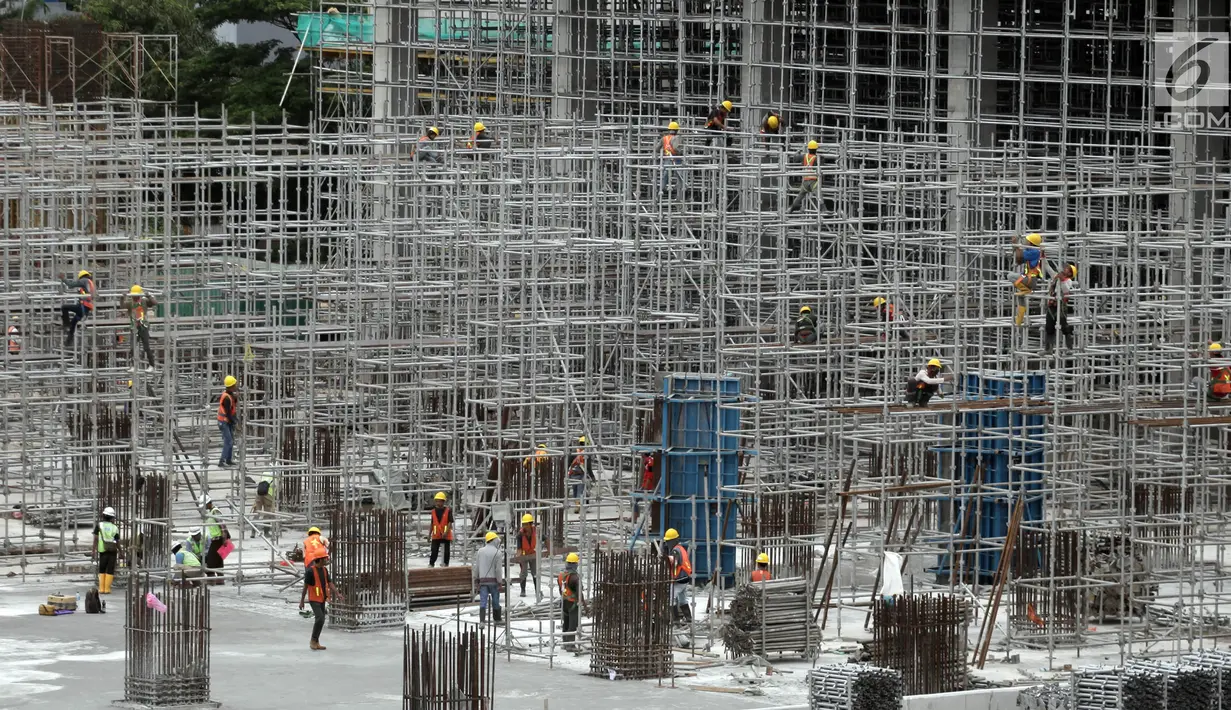 Pekerja memasang tiang-tiang besi di Depo LRT, Kelapa Gading, Jakarta Utara, Kamis (25/1). Progres pembangunan proyek LRT Jakarta secara keseluruhan telah mencapai 56,94 persen pada Januari 2018. (Liputan6.com/Arya Manggala)