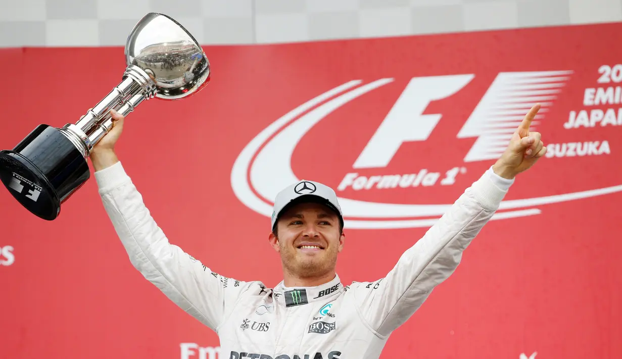 Nico Rosberg, pembalap Mercedes dalam selebrasi kemenangan pertamanya di Suzuka, Jepang, Minggu (9/10). Rosberg bertahan berada di posisi terdepan dari awal hingga akhir balapan. (REUTERS/Toru Hanai) 